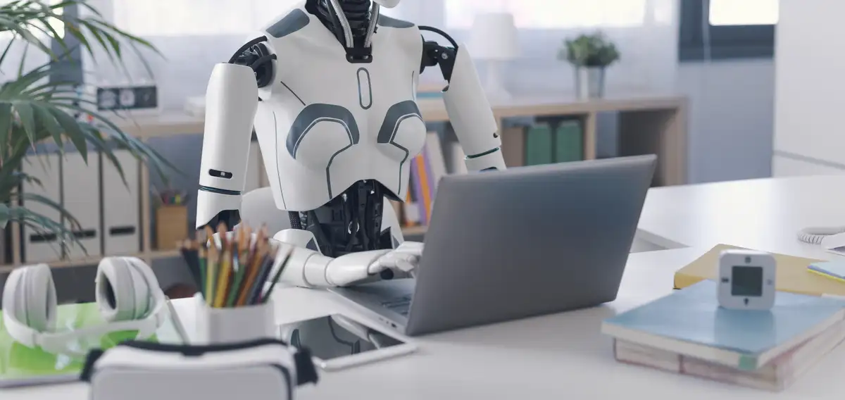 Robot AI, ki sedi pred računalnikom